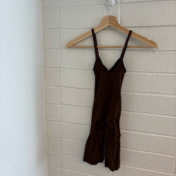 NWT skims everyday sculpt mid thigh bodysuit in cocoa - Picture 5 of 7